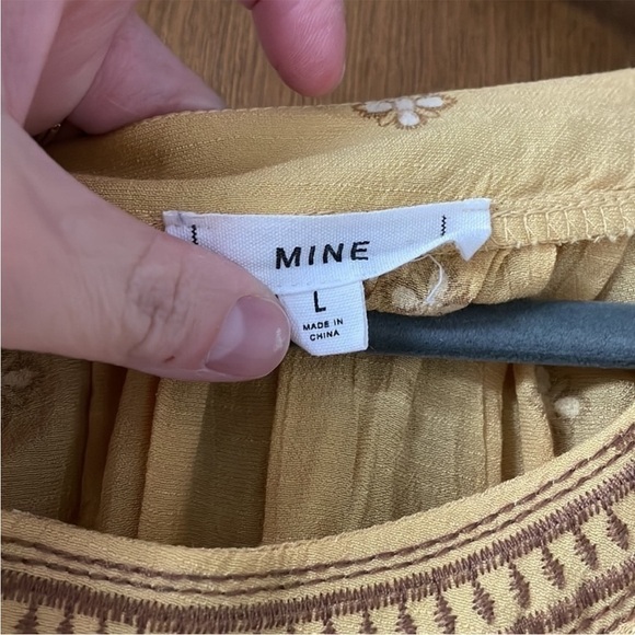 Mine size large lightweight short puffed sleeve yellow with gold stitch blouse - Picture 5 of 8